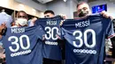 Kepindahan Lionel Messi dari Barcelona, bisa dikatakan sebagai mimpi bagi para fans klub Paris Saint-Germain. Hal tersebut membuat jersey bernomor punggung 30 tersebut banyak diserbu oleh penggemar. Tercatat ada 1,2 juta pembelian pada tahun 2021 lalu. (AFP/Bertrand Guay)