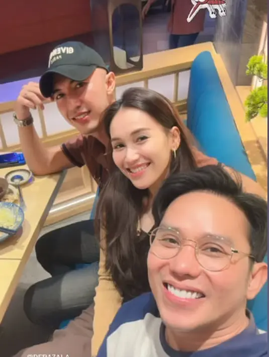 Dalam beberapa foto yang diunggah, pasangan ini terlihat bucin dalam gaya santai dan kasual [@ayutingting92]