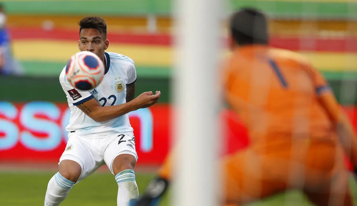 Pemain Argentina Lautaro Martinez saat menghadapi Bolivia pada pertandingan kualifikasi Piala Dunia 2022 di La Paz, Bolivia, Selasa (13/10/2020). Argentina puncaki klasemen kualifikasi Piala Dunia 2022 zona Conmebol usai menundukkan Bolivia 2-1. (AP Photo/Juan Karita)