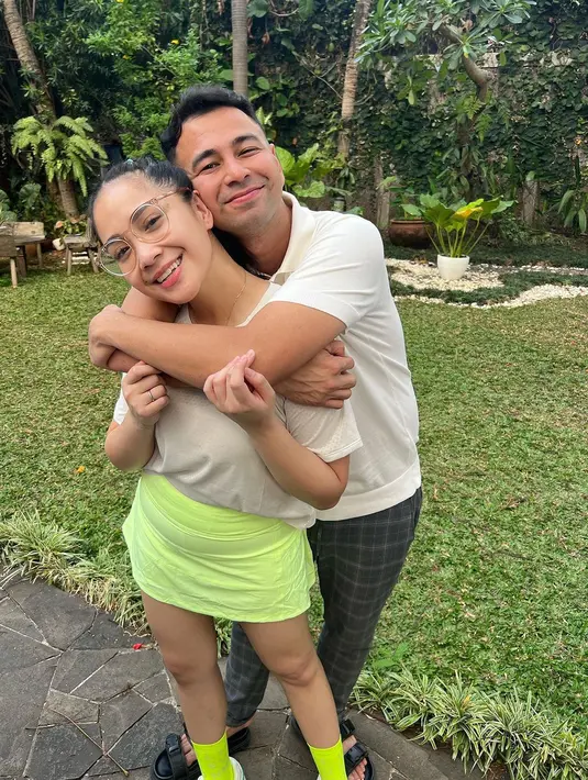 Sedangkan Nagita Slavina membagi dua rambutnya dan dikuncir kuda tinggi, serta membaginya menjadi bagian kecil juga. Keduanya tampil menggemaskan dengan gaya rambut bernuansa Y2K. [Foto: Instagram/syahnazs]