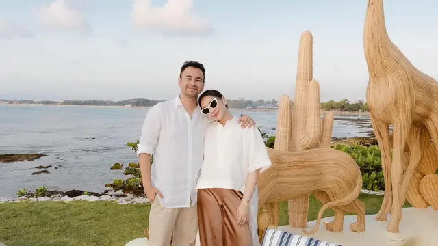 Gaya Mahal Nagita Slavina Serba Dior saat Liburan ke Bali. [@raffinagita1717]