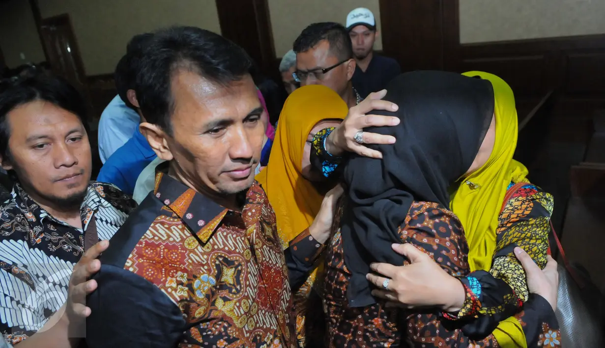 Gatot PN dan Evy Susanti usai menjalani Sidang Vonis di Pengadilan Tipikor Jakarta, Senin (14/3/2016). Keduanya dianggap terbukti melakukan suap kepada hakim PTUN Medan dan mantan Sekjen Partai Nasdem, Patrice Rio Capella. (Liputan6.com/Faisal R Syam) 