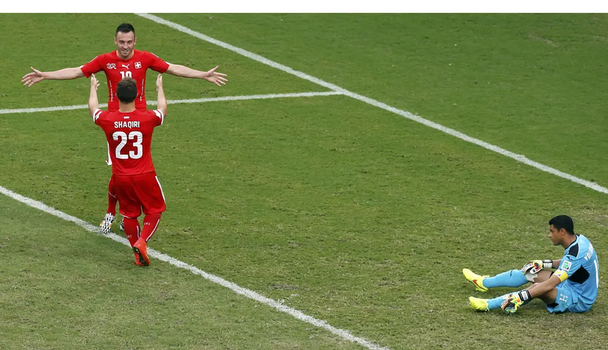 Xherdan Shaqiri berlari menghampiri rekan setimnya usai menjebol gawang Honduras dan memastikan kemenangan Swiss di laga penutup penyisihan Piala Dunia 2014 Grup E di Stadion Amazonia, Manaus, Brasil, (26/6/2014). (REUTERS/Andres Stapff)
