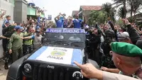 Pemain Persib Bandung, Marc Klok, Victor Igbonefo dan pelatih Bojan Hodak, akhirnya tiba di rumah Bos Persib Bandung, Umuh Muchtar di Tanjungsari, Sumedang, Sabtu (2/6/2024). (Bola.com/M Iqbal Ichsan)