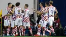 Pemain Kroasia merayakan gol pembuka tim mereka pada leg pertama playoff Piala Dunia 2018 kontra Yunani di Stadion Maksimir, Jumat (10/11). Kroasia memperbesar peluangnya untuk lolos ke putaran final usai menang 4-1. (AP/Darko Bandic)