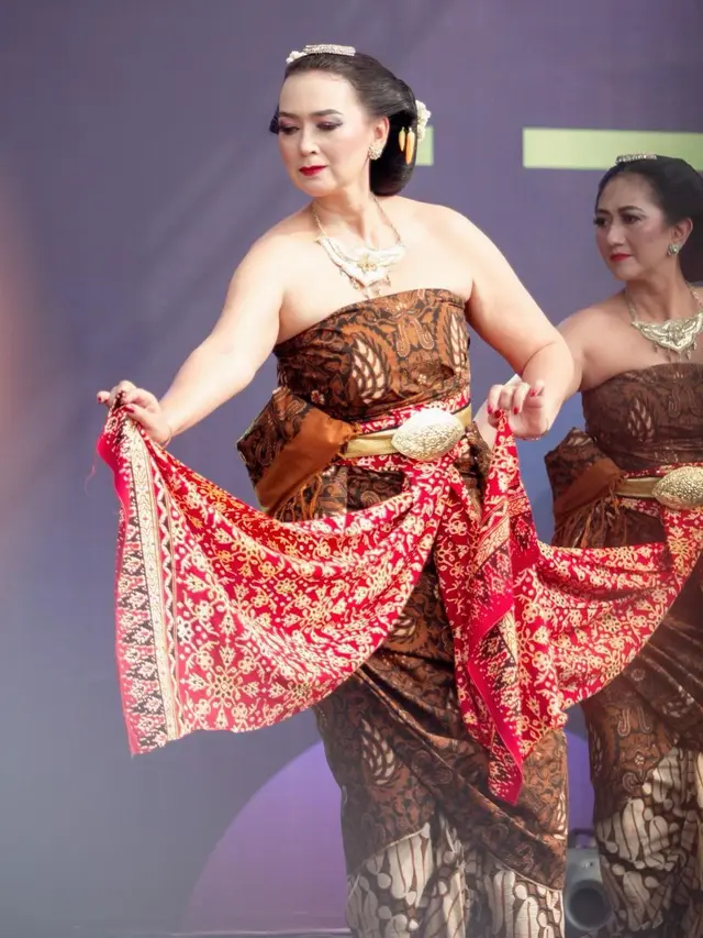 Ira Wibowo menari tarian Jawa (Instagram/irawbw)