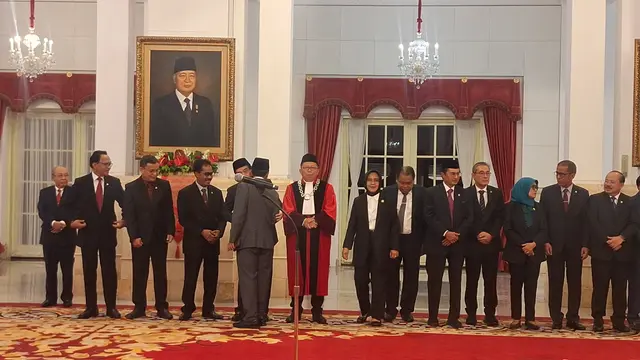 Menteri Koordinator Bidang Politik, Hukum, dan Keamanan Mahfud Md bersalaman dengan hakim konstitusi Anwar Usman (Liputan6.com/Lizsa Egaham)
