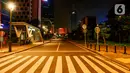 Suasana malam di jalanan Jakarta saat Pandemi Covid-19, Jumat (8/5/2020). Semenjak diberlakukan Pembatasan Sosial Berskala Besar (PSBB) yang diterapkan Ibu Kota membuat aktivitas warga berkurang dan jalan menjadi lengang. (merdeka.com/Imam Buhori)