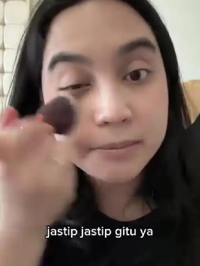 Tips Makeup Antimenor dengan Blush On Rp60 Ribuan Ala Rachel Amanda (credit: instagram/auroramanda95