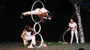 Akrobat terbang tinggi tampil selama Flynn Creek Circus di Avon, Colorado (14/8/2021). Pertunjukkan ini menerapkan tempat duduk ramah Covid-19 dengan meja individu per pesta. (Chris Dillmann/Vail Daily via AP)