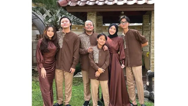 Potret Kedekatan Mahalini dan Keluarga Rizky Febian