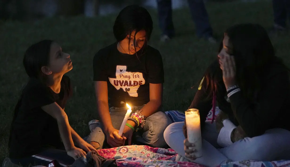 <p>Mereka mendapat tepuk tangan ketika mengadvokasi undang-undang senjata yang lebih ketat yang telah dilobi oleh keluarga korban di Uvalde di Texas. (AP Photo/Eric Gay)</p>