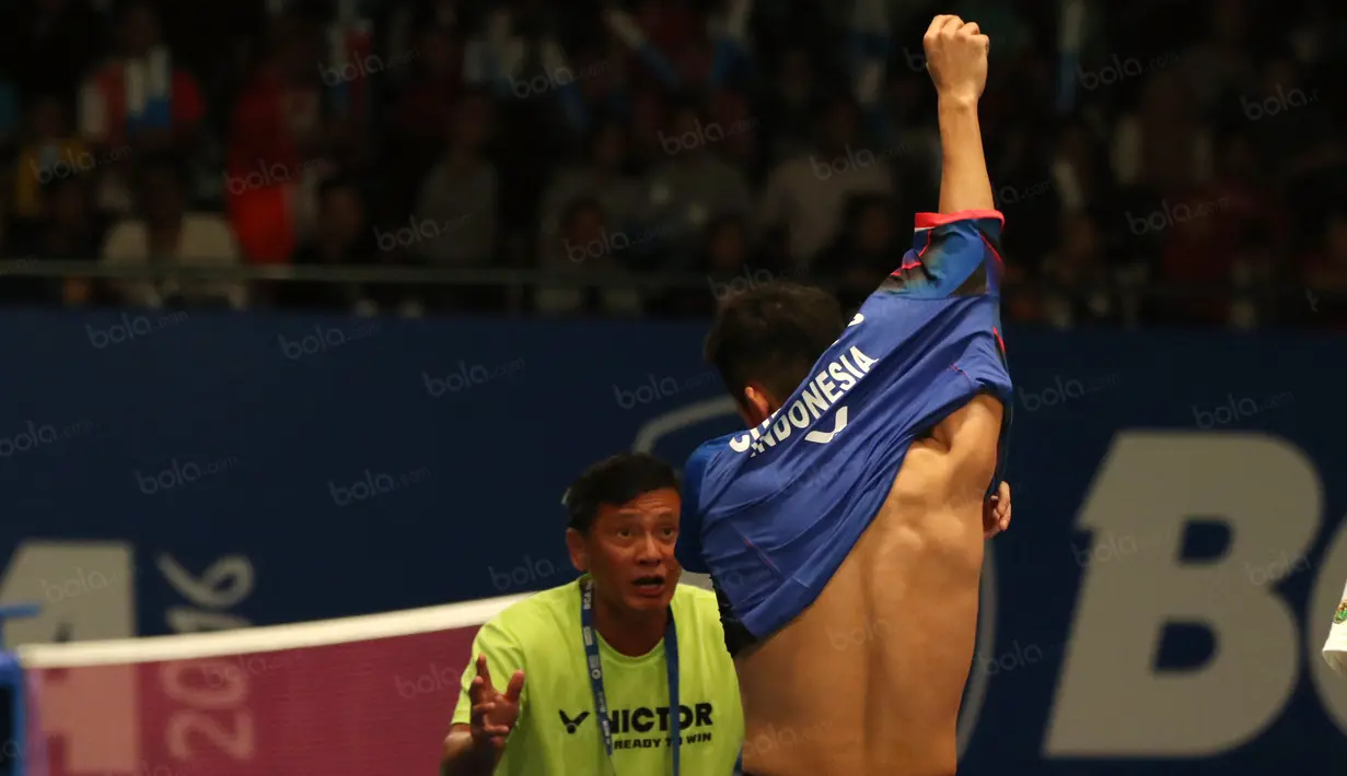 Jonatan Christie tengah mengikuti arahan dari pelatihnya saat menghadapi Lin Dan pada laga Indonesia Open 2016 di Istora Senayan, Jakarta, Kamis (2/6/2016). Jonatan menang 21-12, 21-12. (Bola.com/Nicklas Hanoatubun)