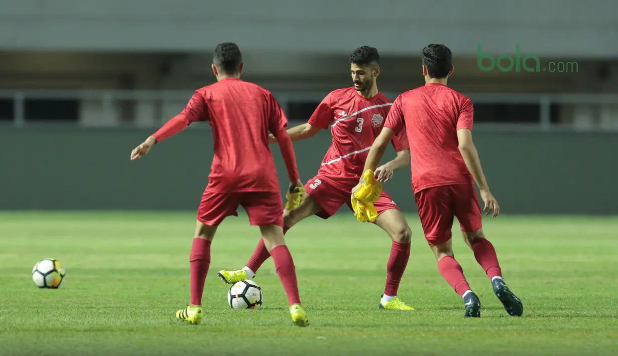Para pemain Bahrain berlatih umpan pendek saat uji coba lapangan di Stadion Pakansari, Bogor, (26/4/2018). Bahrain tampil dengan pemain muda pada PSSI Anniversarry Cup 2018 . (Bola.com/Nick Hanoatubun)