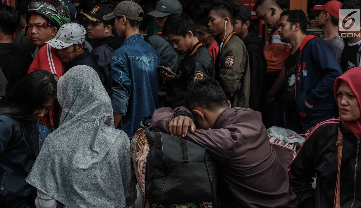 Calon penumpang menunggu bus di Terminal Kalideres, Jakarta, Kamis (30/5/2019). Menurut Badan Pengelola Transportasi Jabodetabek (BPTJ) puncak arus mudik di Terminal Kalideres diprediksi akhir pekan ini, mulai dari Jumat hingga Sabtu. (Liputan6.com/Faizal Fanani)