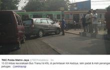 Penyebab tabrakan bus Transjakarta & KRL diduga sopir main HP