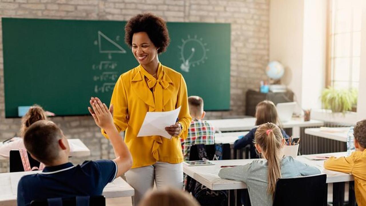 50 Contoh Kata-Kata Terima Kasih Untuk Guru dan Wali Kelas yang Berkesan, Bikin Terharu