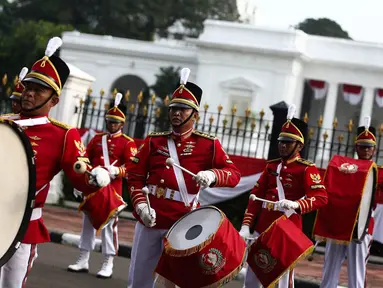 Anggota Paspampres menabuh genderang saat atraksi marching band di halaman luar Istana Merdeka, Jakarta, Minggu (28/8). Sebulan sekali masyarakat di Ibu Kota disuguhkan atraksi pergantian jaga Paspampres di lingkungan Istana. (Liputan6.com/Faizal Fanani)