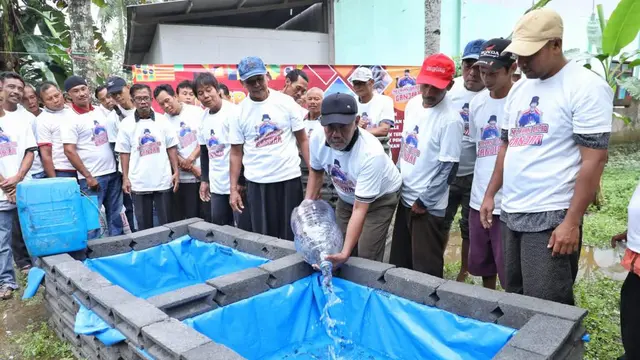 Sukarelawan Nelayan Balad Ganjar kembali menghadirkan program-program yang bermanfaat untuk membantu kelompok-kelompok nelayan kecil. Jumat (23/6/2023), relawan ini membangun kolam pemijahan lele untuk kelompok nelayan kecil yang berada di Pangandaran, Ja