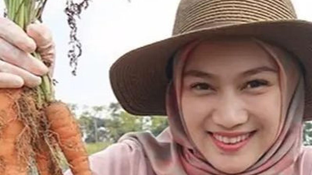 Ia juga suka mengenakan topi, terutama saat cuaca panas