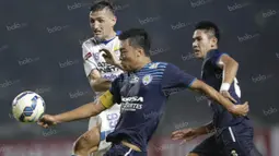 Striker Persib Bandung, Juan Belencoso, berebut bola dengan bek Arema Cronus, Hamka Hamzah, pada babak final Torabika Bhayangkara Cup 2016 di SUGBK, Jakarta, Minggu (3/4/2016). Arema Cronus menang 2-0 atas Persib. (Bola.com/Vitalis Yogi Trisna)