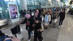 Pergerakan penumpang pesawat selama periode mudik Lebaran 2026 diperkirakan mencapai 9 juta orang di sejumlah bandara di Indonesia. Tampak dalam foto, calon penumpang saat berada di Terminal 3 Bandar Udara Internasional Soekarno–Hatta, Tangerang, Banten, Rabu (11/3/2026). (merdeka.com/Arie Basuki)