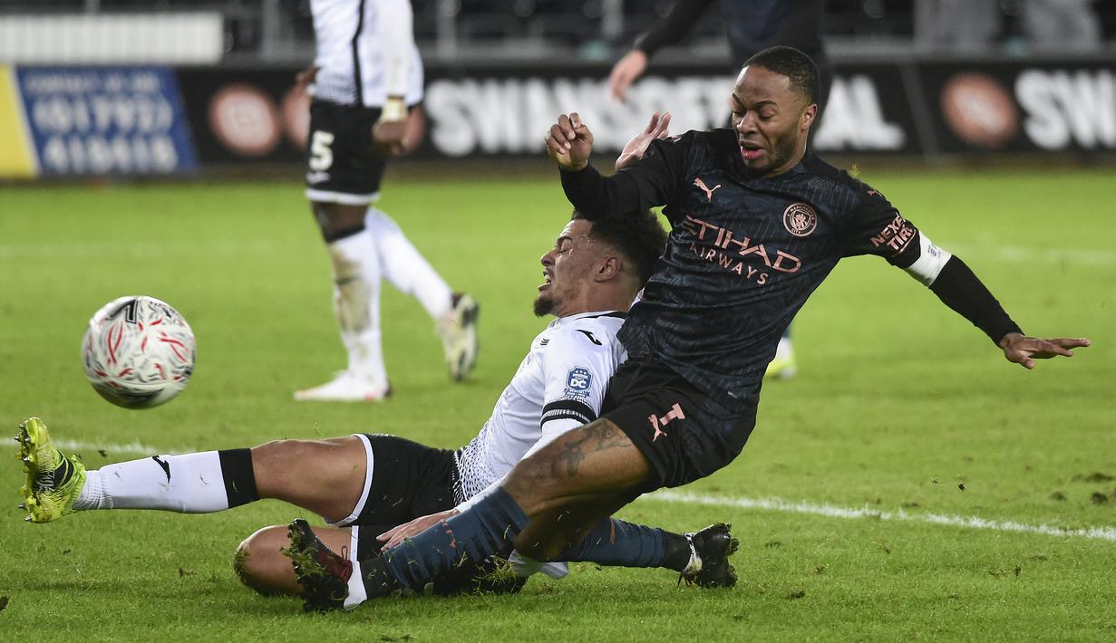Gelandang Manchester City, Raheem Sterling (kanan) berebut bola dengan bek Swansea City, Joel Latibeaudiere dalam laga babak kelima Piala FA 2020/21 di Liberty Stadium, Rabu (10/2/2021). Manchester City menang 3-1 atas Swansea City. (AFP/Rebecca Naden/Pool)