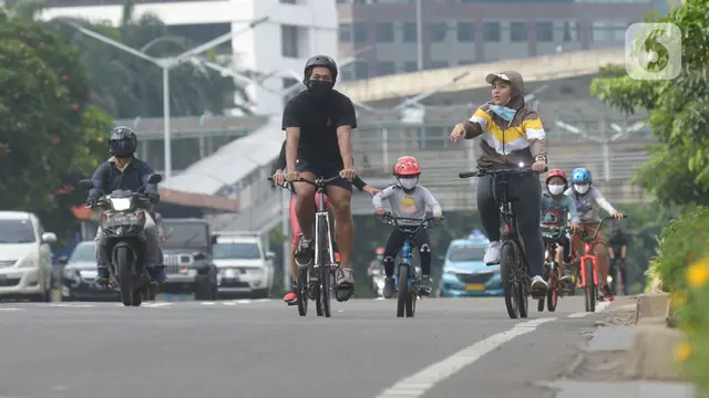 Warga Manfaatkan Libur Panjang dengan Bersepeda