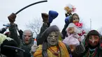 Warga mengenakan kostum seram saat melakukan perayaan hari libur Malanka di desa Krasnoyarsk, Chernivtsi, Ukraina, (14/1). Festival Malanka merupakan perayaan kaum pagan di Ukraina yang dirayakan setiap 13 Januari. (REUTERS/Valentyn Makarenko)