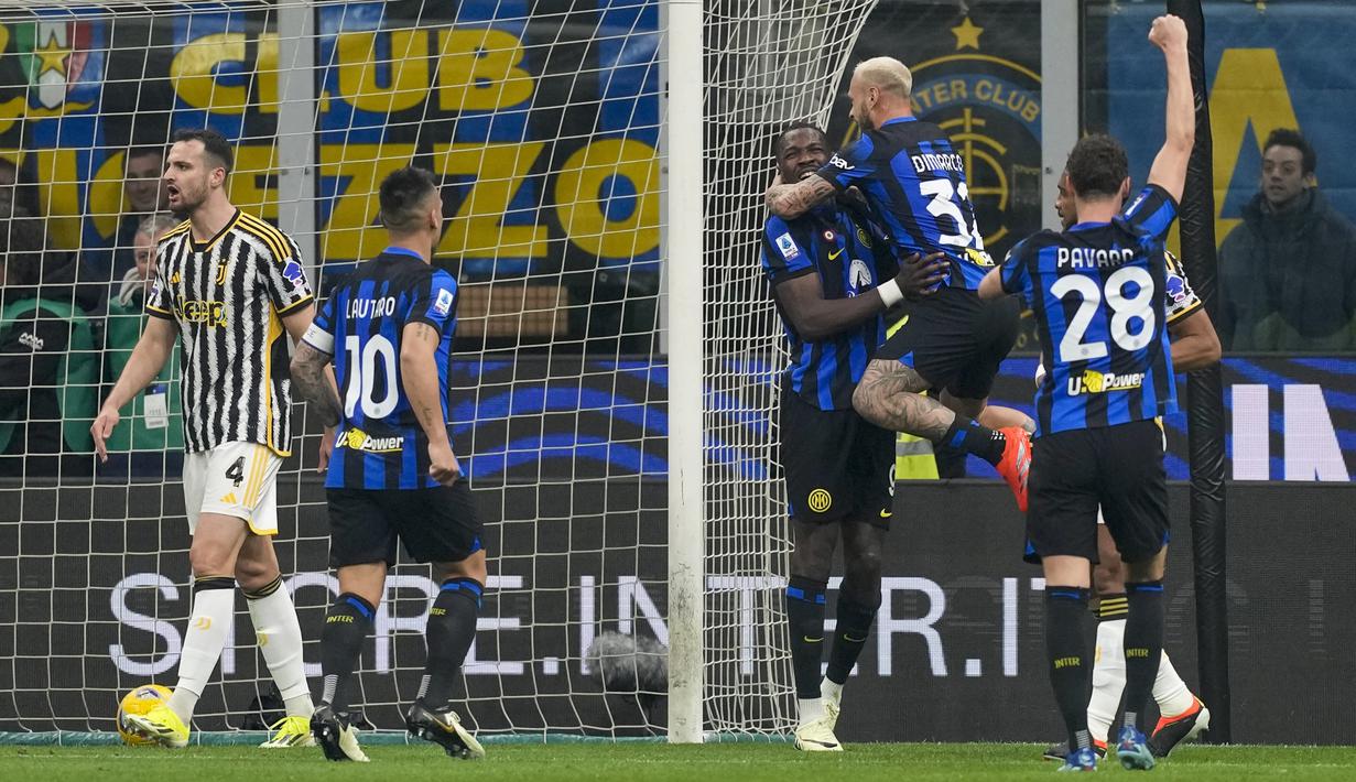 Para pemain Inter Milan merayakan gol bunuh diri yang dicetak oleh pemain Juventus, Federico Gatti, pada laga pekan ke-23 Serie A 2023/2024 di Giuseppe Meazza, Senin (05/02/2024). Inter menang dengan skor tipis 1-0. (AP Photo/Antonio Calanni)