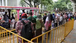 Libur panjang perayaan Waisak 2025 dimanfaatkan sebagaian warga untuk berwisata di Taman Mini Indonesia Indah (TMII), Jakarta, Senin (12/5/2025). Menurut pengelola TMII kunjungan pada hari libur Waisak hingga pukul 12.00 WIB tercatat mencapai 13 ribu orang. (Liputan6.com/Herman Zakharia)