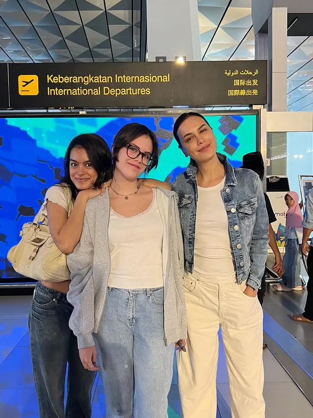 7 Potret Sophia Latjuba antar Manuella Aziza Kuliah di Jerman Ini Penuh Rasa Bangga
