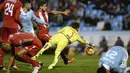 Perjuangan kiper Celta Vigo, Sergio Alvarez, mengamankan gawangnya dari serangan pemain Sevilla pada laga La Liga di Stadion Balaidos, Spanyol, Minggu (7/2/2016). Kedua tim bermain imbang 1-1. (AFP/Miguel Riopa)
