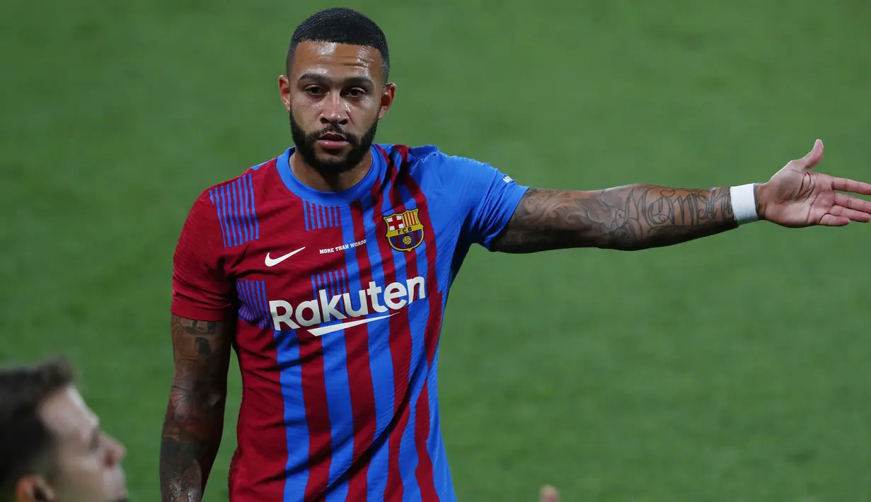 Gelandang kiri: Memphis Depay. Pemain berusia 27 tahun ini mengikat kontrak dengan Barcelona selama 3 tahun usai dilepas gratis Olympique Lyon. Menurut sang nenek, bermain bersama Barcelona adalah sebuah perwujudan cita-citanya saat ia berusia 4 tahun. (Foto: AP/Joan Monfort)