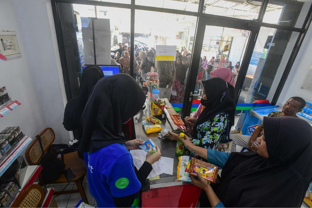 Antrean warga cairkan KJP di Duri Kosambi
