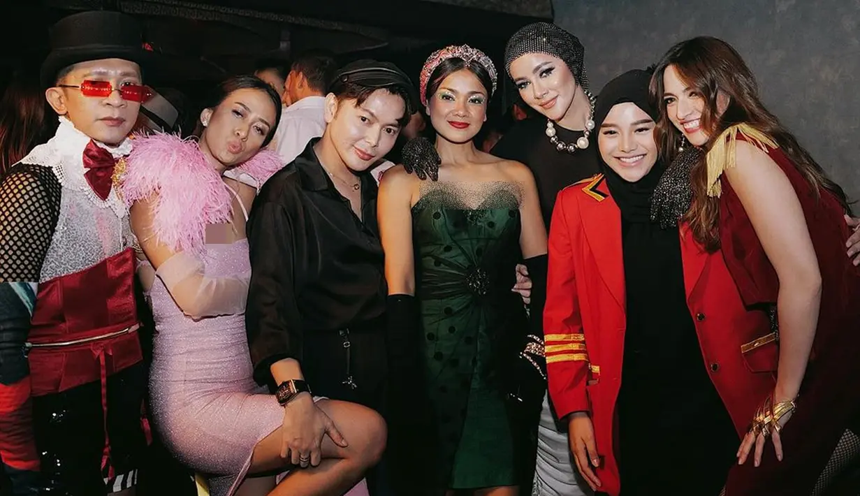 Sejumlah selebriti yang datang pun memakai busana terbaik mereka. Seperti Aming, Nirina Zubir, Olla Ramlan, Aurel Hermansyah, hingga Nia Ramadhani. Mereka tampil begitu memukau. Aming, Nia dan Aurel memilih busana dengan nuansa merah dan hitam. (Liputan6.com/IG/@attahalilintar)