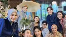 Aurel Hermansyah mengenakan kebaya velvet warna navy dihiasi beads. Dipadukan kerudung warna abu-abu. Ia tampil dengan blush on coral dan lipstik orange. [@mrsayudewi]