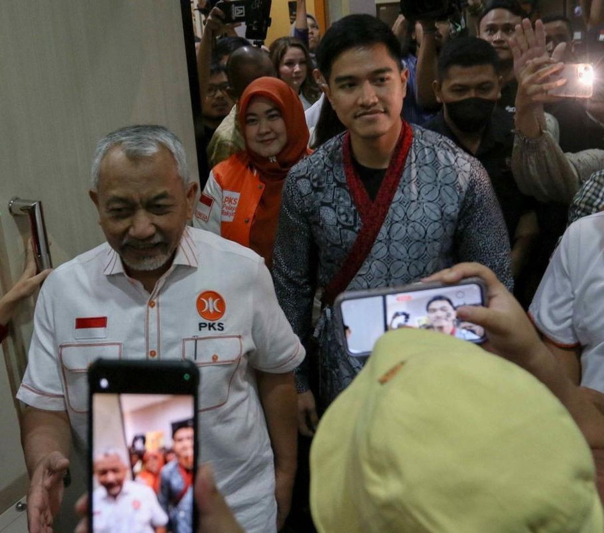 Beberapa kader kedua partai juga sempat mengabadikan momen saat&nbsp;Presiden PKS Ahmad Syaikhu berjalan bersama dengan Ketua Umum PSI Kaesang Pangarep saat melakukan pertemuan silaturahmi.&nbsp;Foto: Liputan6.com / Herman Zakharia<br>