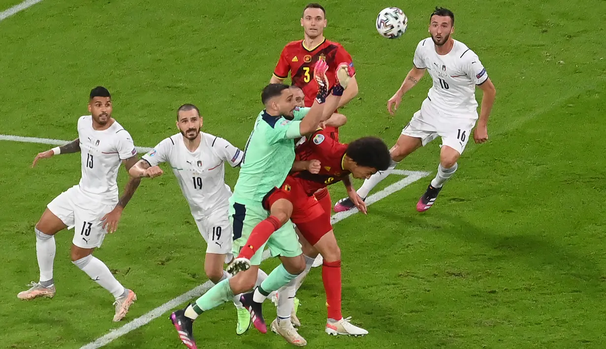 Kiper timnas Italia Gianluigi Donnarumma (tengah) datang untuk mengklaim umpan silang pada babak perempat final Euro 2020 / 2021 kontra Belgia di Allianz Arena, Munich, Sabtu (3/7/2021) dinihari WIB. Italia sukses melenggang ke semifinal usai mendepak Belgia 2-1. (STUART FRANKLIN / POOL / AFP)