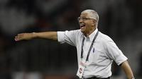 Pelatih Persija Jakarta, Edson Tavares, memberikan arahan kepada pemainnya saat melawan Madura United pada laga Shopee Liga 1 di SUGBK, Jakarta, Jumat (13/12). Persija menang 4-0 atas Madura. (Bola.com/Yoppy Renato)