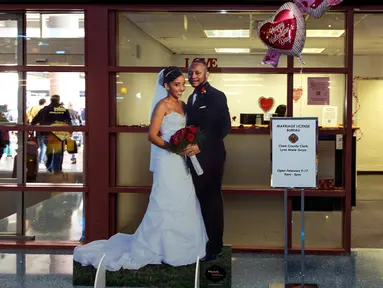 Baner sepasang pengantin dipajang di depan kantor Clark County Clerk's yang melayani jasa layanan untuk pernikahan di Bandara Internasional McCarran di Las Vegas (12/2). Las Vegas dikenal sebagai ibu kota pernikahan dunia. (AFP/L.E. Baskow)