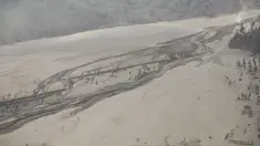 Abu erupsi Gunung Semeru menyelimuti kawasan perkampungan di Kabupaten Lumajang, Jawa Timur, Minggu (5/12/2021). Badan Nasional Penanggulangan Bencana (BNPB) menyatakan, korban meninggal akibat Gunung Semeru meletus mencapai 13 orang. Sementara 41 orang yang mengalami luka-luka. (AP Photo/Trisnadi)