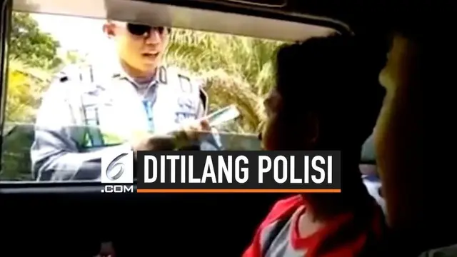 Seorang pria hampir ditilang karena melanggar aturan lalu lintas. Anehnya polisi mengurungkan niatnya dengan meminta pelanggar untuk melantunkan suatu ayat Alquran.