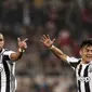 Pemain Juventus, Mehdi Benatia (kiri) merayakan golnya bersama Paulo Dybala saat melawan AC Milan pada final Coppa Italia di Rome Olympic stadium, (9/5/2018). Juventus menang 4-0.(Riccardo Antimiani/ANSA via AP)