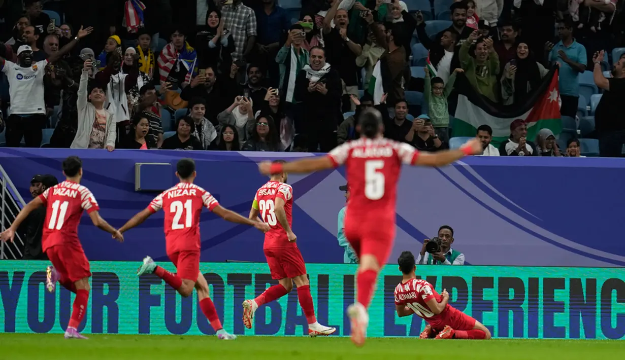Yordania sendiri hanya mampu menambah satu gol lewat lesatan kedua Al-Tamari di menit ke-85. Skor 4-0 untuk kemenangan Yordania pun menjadi hasil akhir laga ini. (AP Photo/Aijaz Rahi)