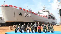 Kementerian Pertahanan RI meluncurkan Kapal Angkut Tank (AT-8) H-355 KRI Teluk Weda-526 di Batam, Kepulauan Riau. Kapal ini diperuntukkan bagi TNI AL. (Ist)
