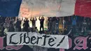 Suporter Palermo membawa bendera Prancis dalam laga melawan Juventus di lanjutan Serie A di Stadion Renzo Barbera, Palermo, (29/11/2015). (AFP/Gabriel Bouys)