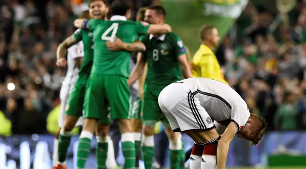 Pemain Jerman Marco Reus (kanan) tertunduk usai timnya kebobolan gol pada lanjutan Kualifikasi Piala Eropa 2016 Grup D, antara Jerman vs Republik Irlandia di Sation Aviva, Dublin, Kamis (8/10/2015). Jerman menyerah 0-1. (AFP Photo / Tobias Schwarz)