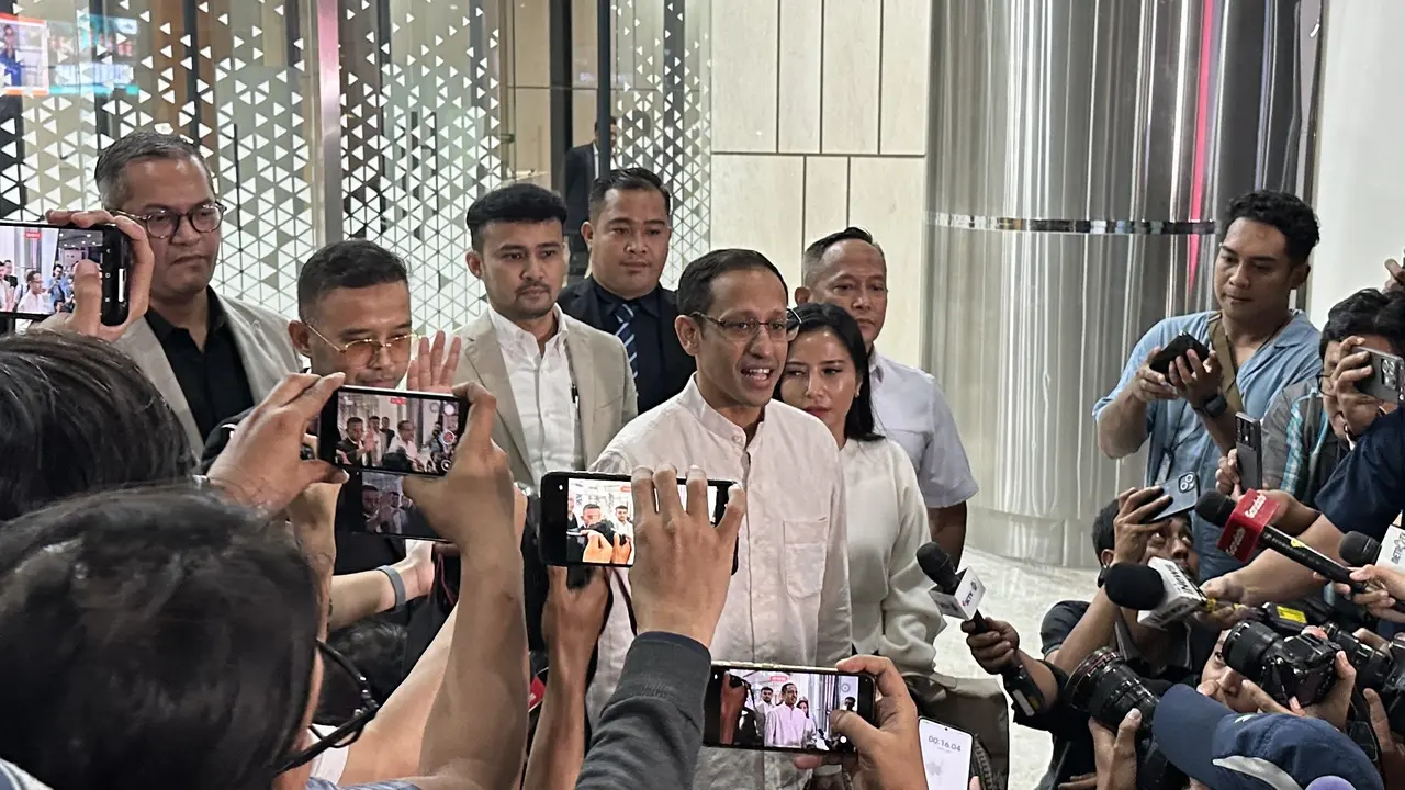 Mantan Menteri Pendidikan, Kebudayaan, Riset dan Teknologi (Mendikbud Ristek) Nadiem Makarim usai diperiksa Kejaksaan Agung (Kejagung), Selasa (15/7/2025) (Liputan6.com/Nanda Perdana Putra)