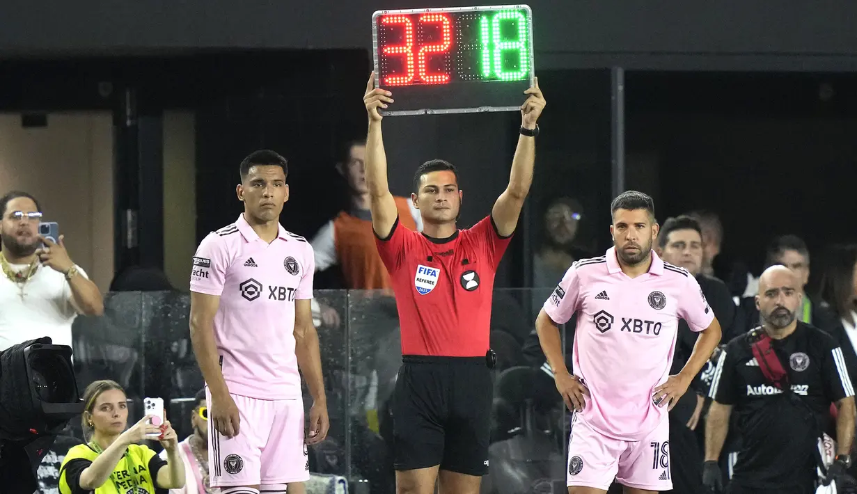Pemain baru Inter Miami, Jordi Alba (kanan) sedang menunggu untuk menggantikan Noah Allen pada 32 besar piala liga 2023 melawan Orlando City di DRV PNK Stadium, Florida, Amerika Serikat, Rabu (02/08/2023) waktu setempat. (AP Photo/Lynne Sladky)